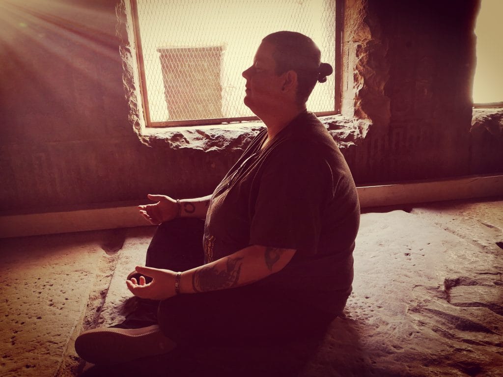 Fani médite dans un temple en Egypte